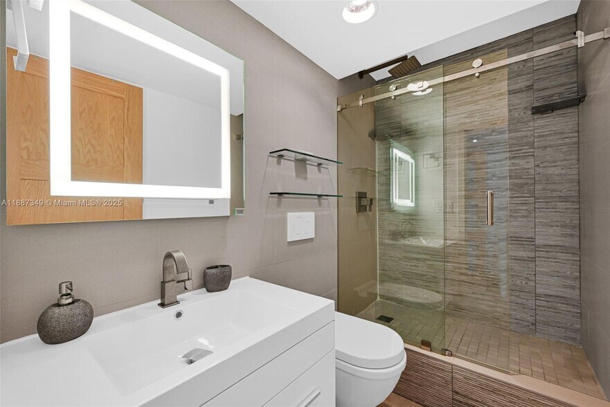 Building Photo - 1627 Brickell Ave