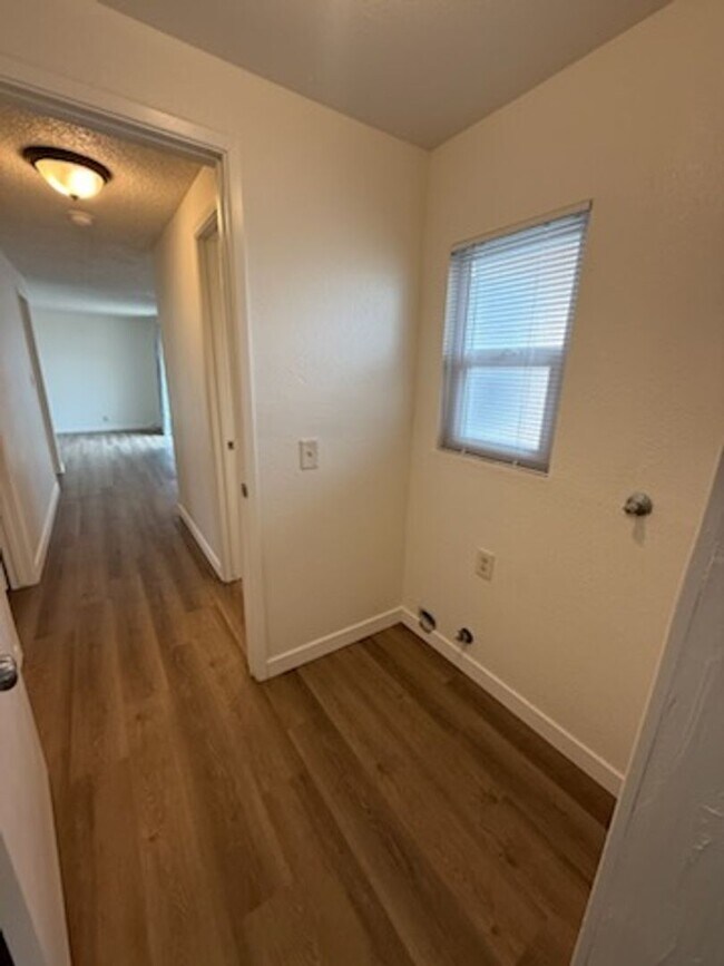 Building Photo - Alley Access 2 Bedroom with Bonus Room