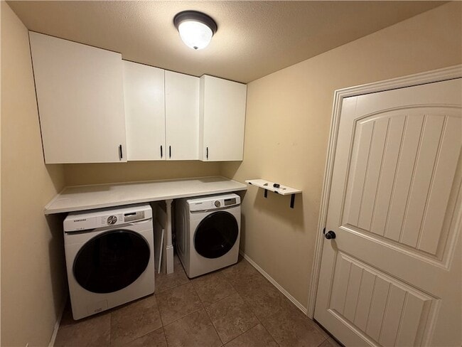 Building Photo - 3302 SW Briar Creek Ave