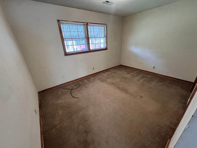 Building Photo - 2 Bed Duplex with Rocking Chair Front Porc...