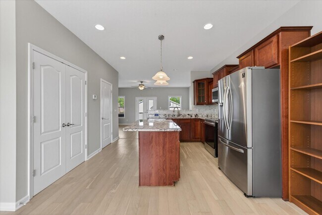 Building Photo - 3 Bedroom 3 1/2 Bath Pet Friendly Condo For Rent!