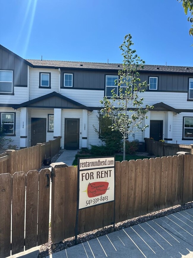Building Photo - ? Modern 3-Bedroom Townhouse with Bright O...