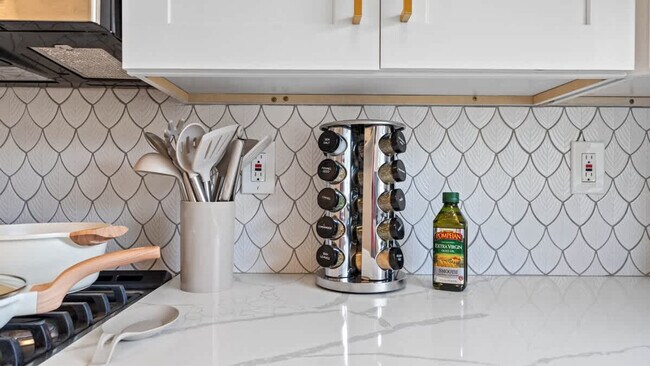 Building Photo - 720 1/2 West Woodlawn Avenue-SI ID1271939P