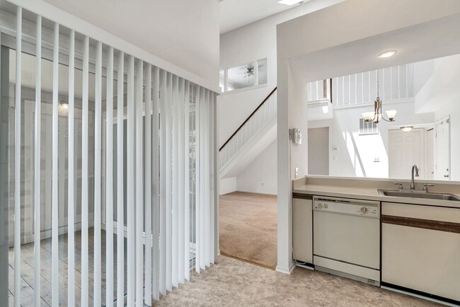 Building Photo - Rarely Available 2-Level, 2 Bed 2 Bath Upp...
