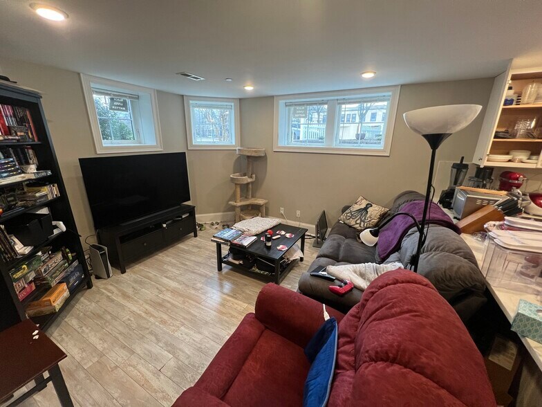 Building Photo - 118 Holland St