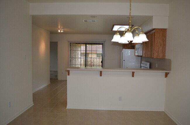 Building Photo - 913Daisy