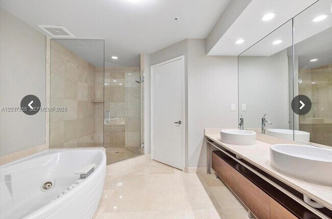 Building Photo - 16275 Collins Ave