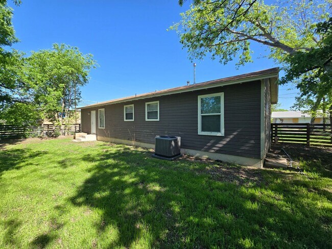Building Photo - 208 W Anderson Ave