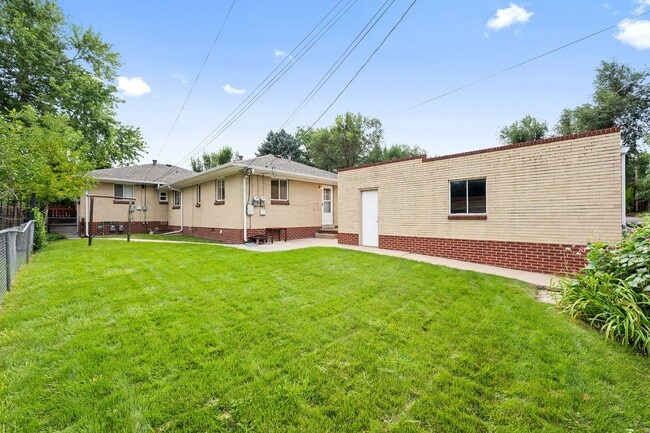 Building Photo - Fantastic Two Bedroom Duplex in University...