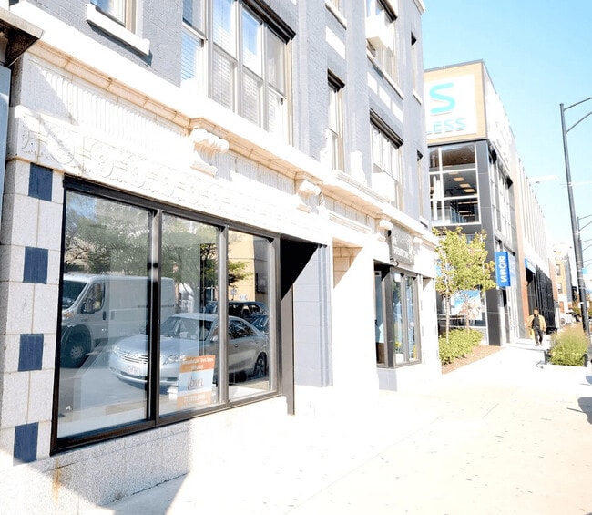 Building Photo - 946 W Montrose Ave