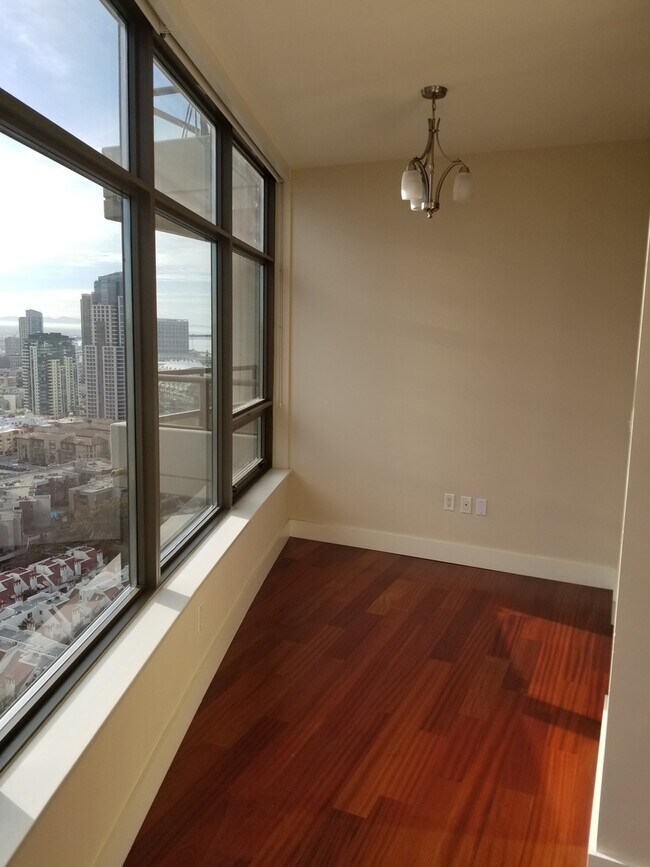 Building Photo - Electra! Spectacular Water and City views 28th floor 2bd 2ba NorthEast Corner