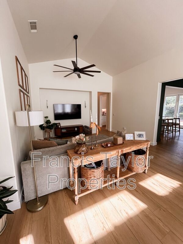 Building Photo - 27027 Sunningdale Way