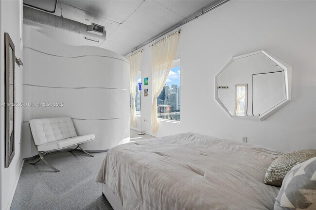 Building Photo - 10 SW South River Dr