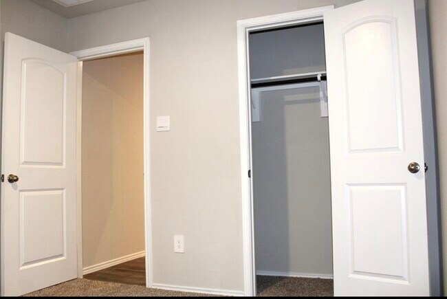 Building Photo - 40643 Creekside Blf Trl