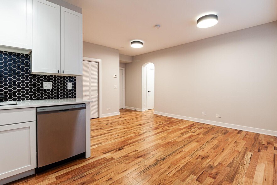 Building Photo - 656 W Wrightwood Ave