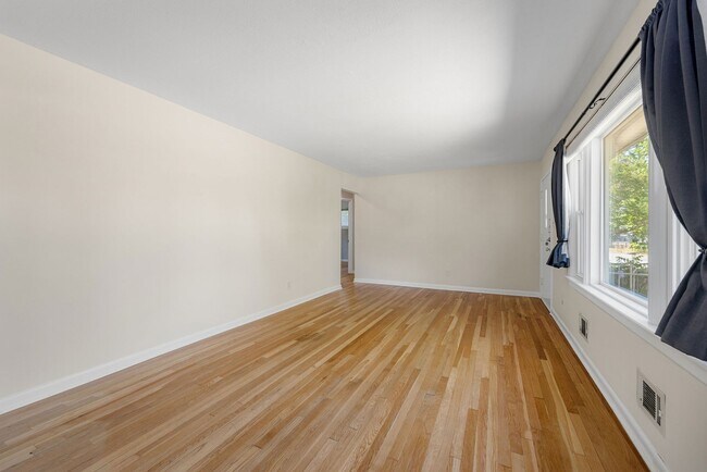 Building Photo - Beautiful 2 Bedroom Corner Lot Property Near Forest Hill Ave ***Available May 2026***