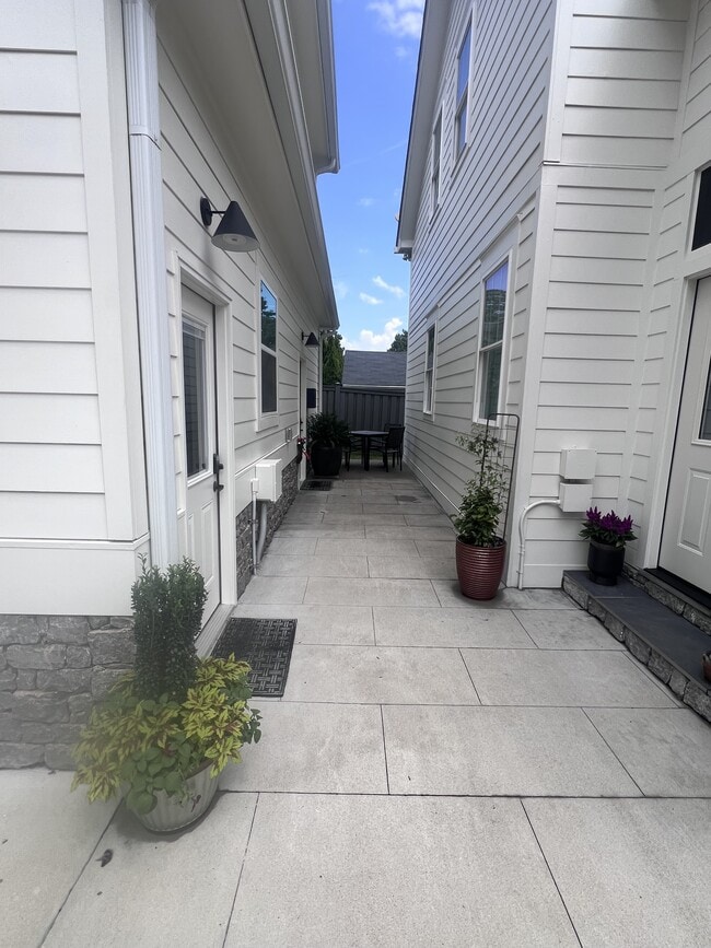 Building Photo - 305 Bel Aire Dr