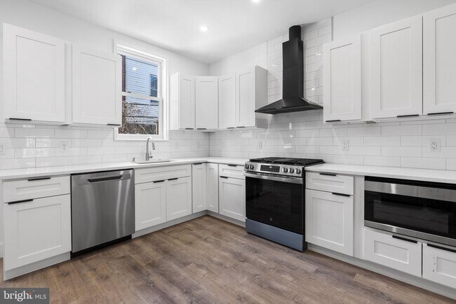 Building Photo - 458 W Earlham Ter