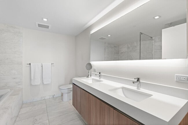 Building Photo - 401 N Birch Rd