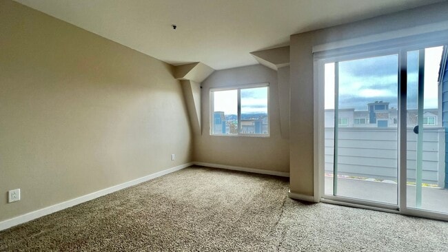 Building Photo - Top Floor Sweet and Spacious studio with resort style amenities and In-Unit Washer & Dryer!
