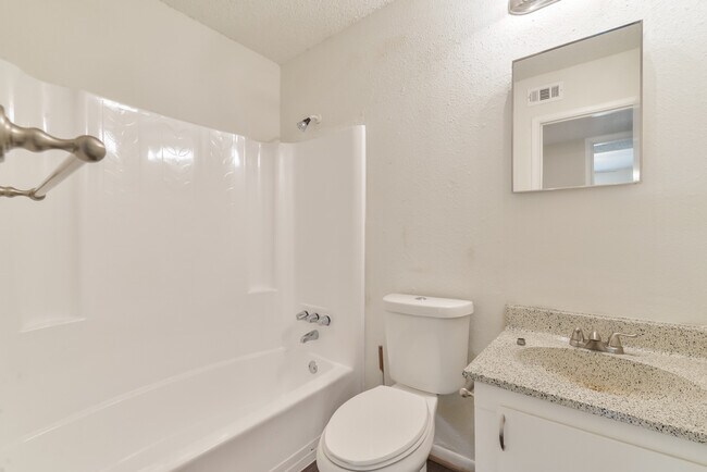 Building Photo - $999 Beautiful 3 Bed Room 1.5 Bath`Complet...