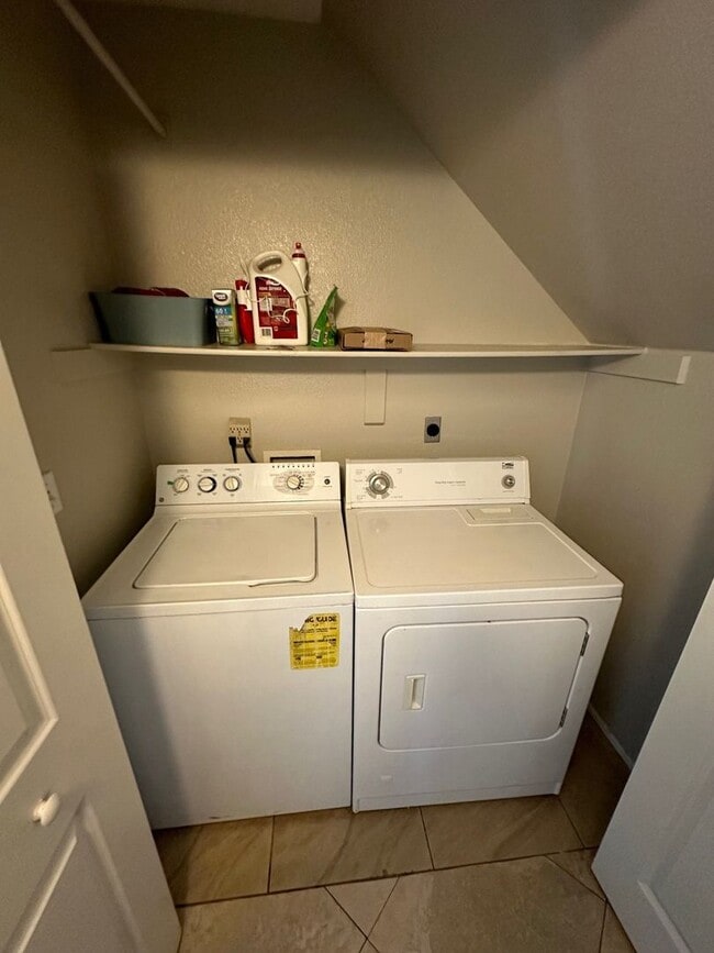 Building Photo - Beautiful 3 Bedroom 2 1/2 Bathrooms 2 Story House! Property Wont Last Long!