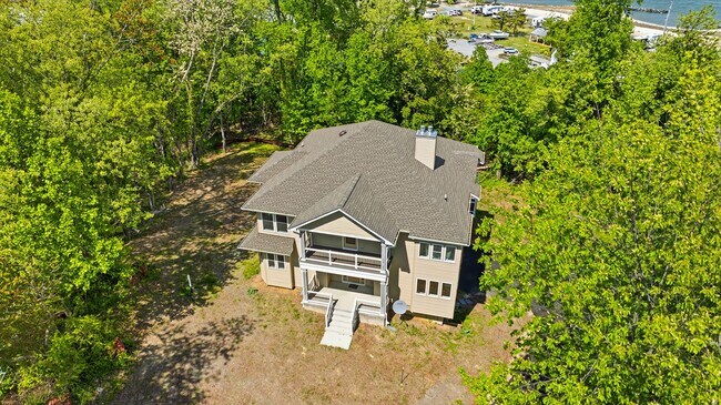Building Photo - 5116 Shore Dr