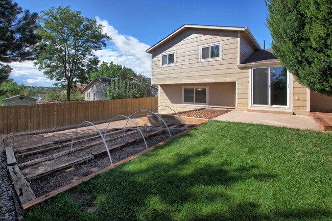 Building Photo - Charming Colorado Springs Rental in Top Ra...