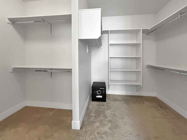 Building Photo - 6215 S Palatino Way