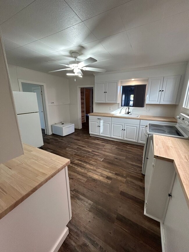 Building Photo - 854 S Main St