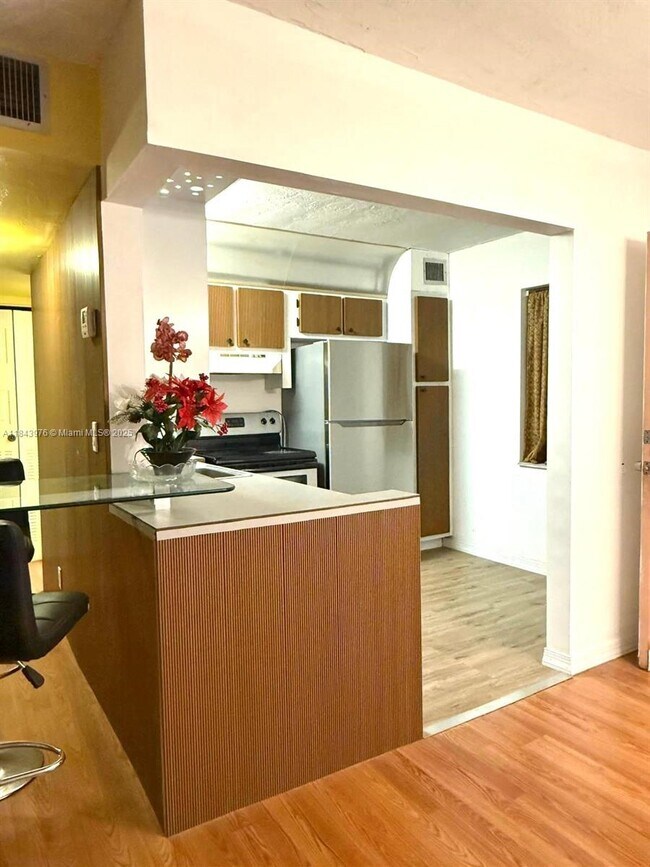 Building Photo - 2841 Somerset Dr