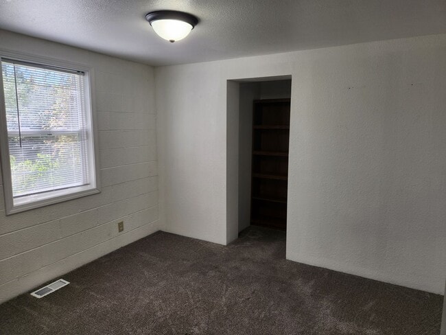 Building Photo - Naches WA 3 Br, 1 Ba, over-size garage.