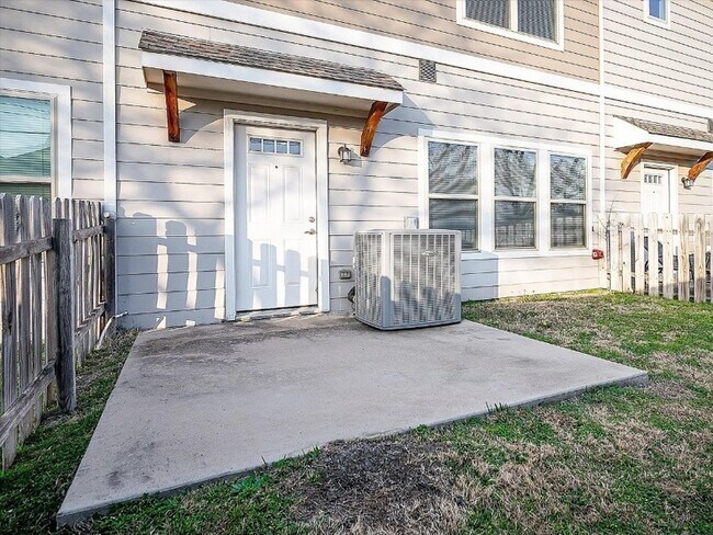 Building Photo - 2708 Vine Ct