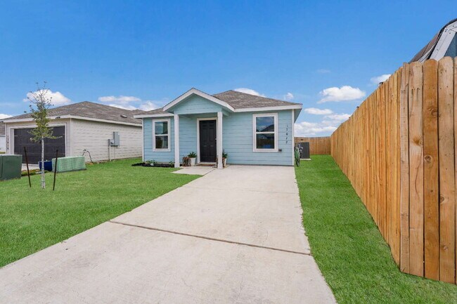 Building Photo - "NO RENT UNTIL SEP 1! Charming 4-Bedroom Oasis with 2 Full Baths in Converse - 1500 Sq Ft of Comf...