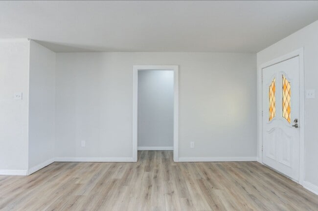 Building Photo - Newly remodeled 3 bad 2 bath near South Lo...