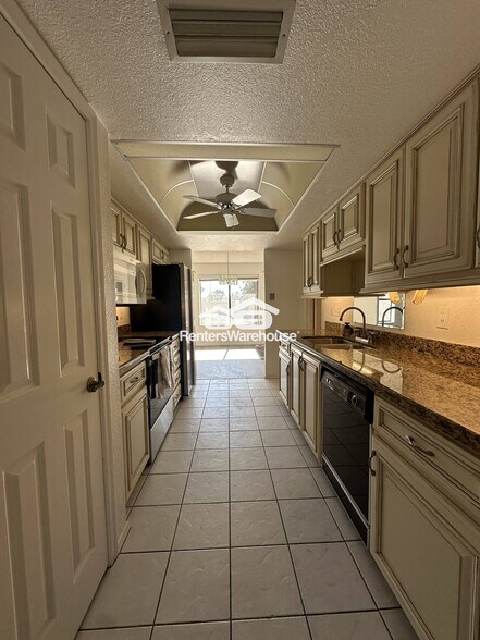 Building Photo - 1011 E Renee Dr