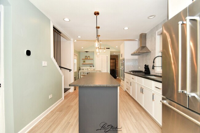 Building Photo - 635 E Prairie Ave