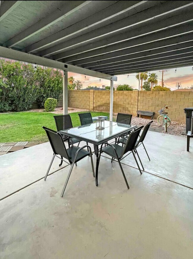 Building Photo - 6558 E 2nd St