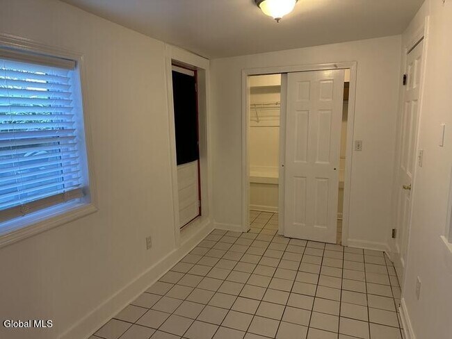 Building Photo - 31 Elm St