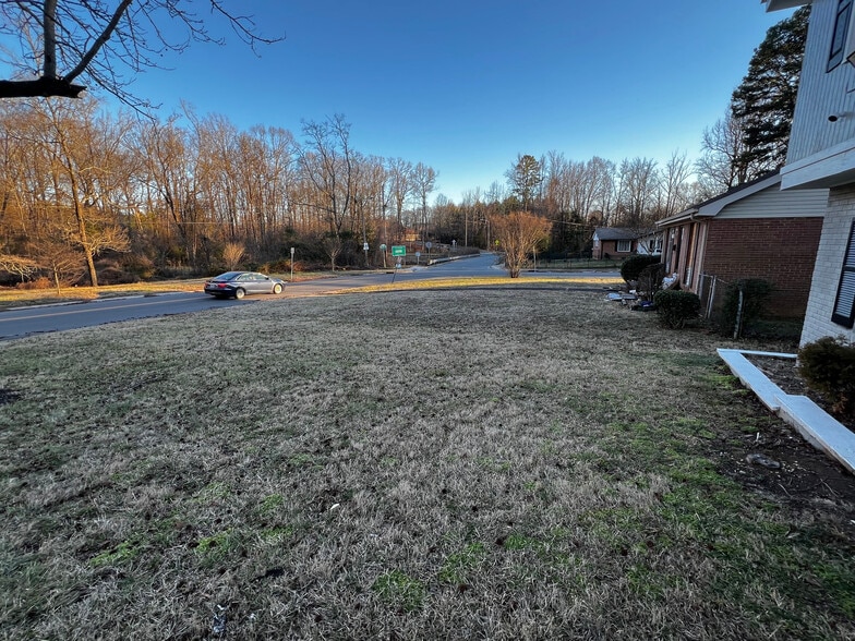 Building Photo - Room in House on Bilmark Ave