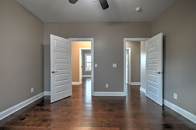 Building Photo - 4 Bedroom / 2.5 Bath Home  Kingsport, TN