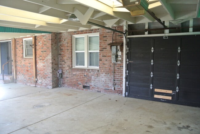 Building Photo - **COMING SOON!!** Spacious 2 Bedroom, 1 Bathroom Home near Convenient Old Town Pittsburg