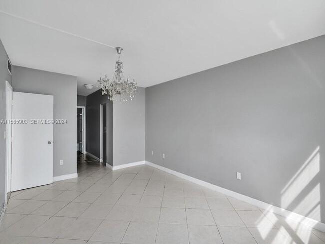 Building Photo - 300 Bayview Dr