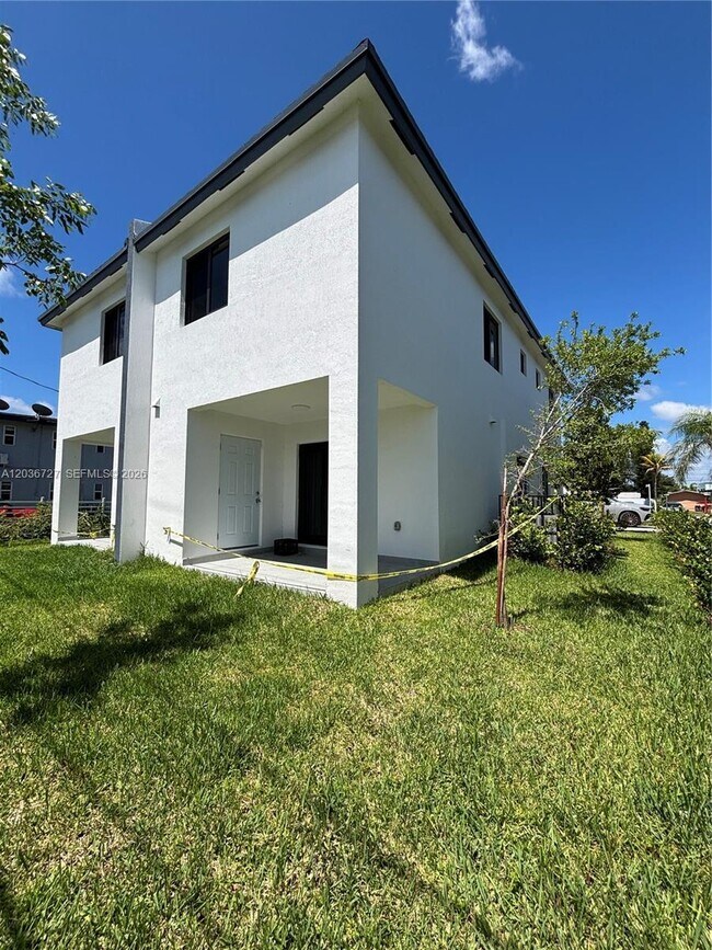 Building Photo - 1457 NW 2nd Ave