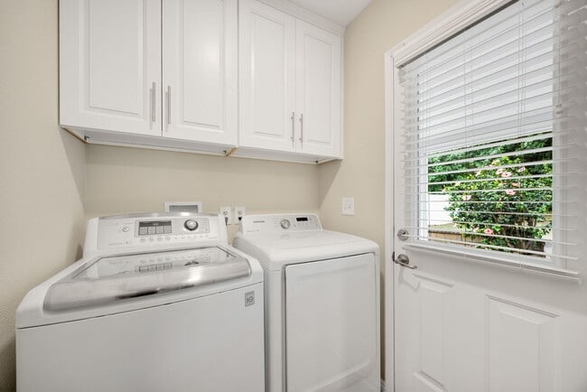 Building Photo - Adorable 4 Bed / 2 Bath Single Family Home