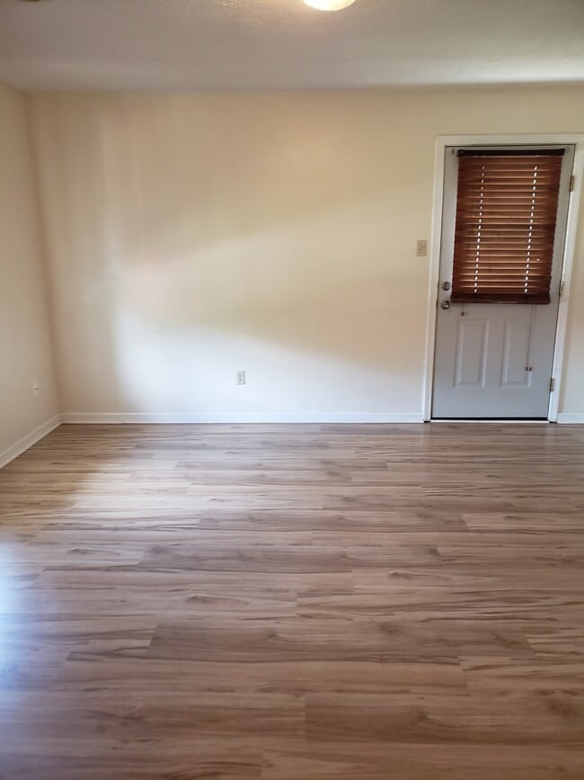Building Photo - 489 Penny Ln