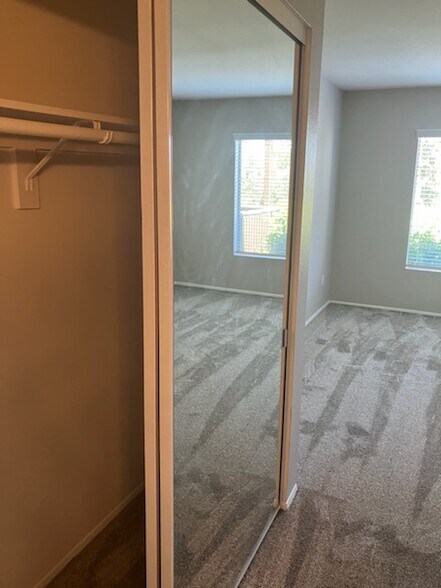 Building Photo - 874 S Rancho Santa Fe Rd