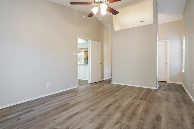 Building Photo - 7401 Meadow Creek Dr