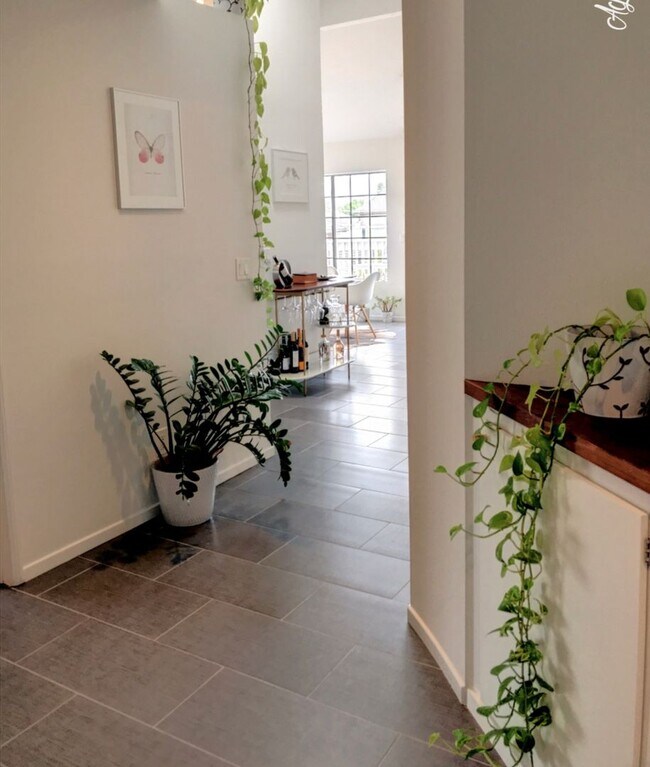 Building Photo - Rare 3 bed 2 bath Townhome available now.