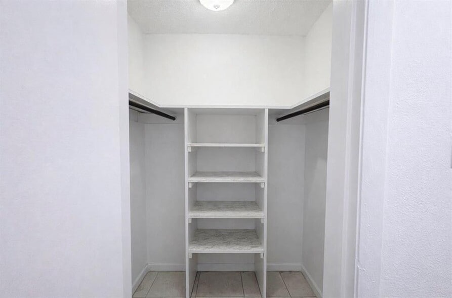 Building Photo - 1855 Plunkett St